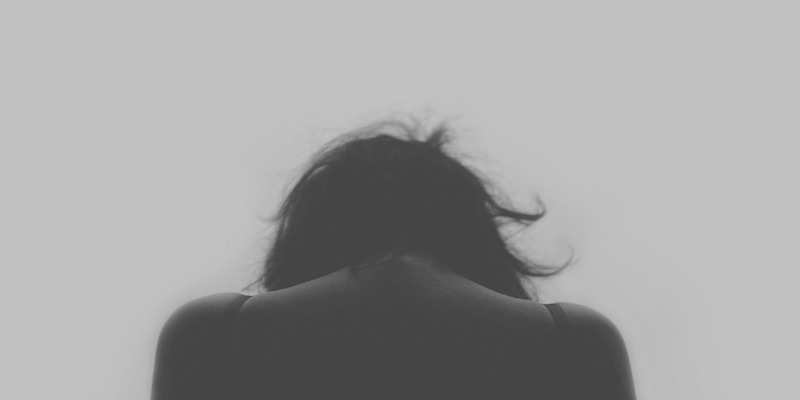 sad-woman-from-behind-in-black-and-white